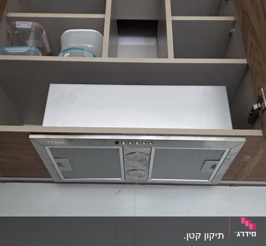 ארון מטבח עם מדפים ותנור אפייה